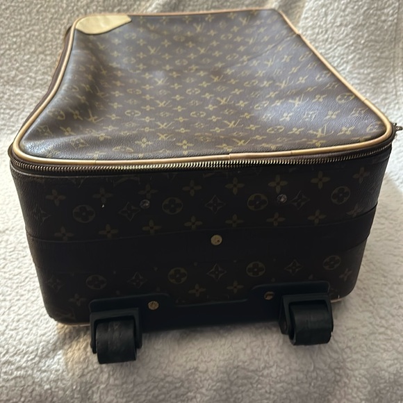 Louis Vuitton carry on luxury item - Picture 5 of 14